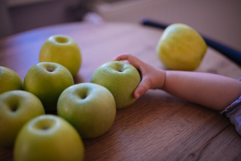 Infant agafant pomes (foto banc d'imatges: nenad_stojkovic)