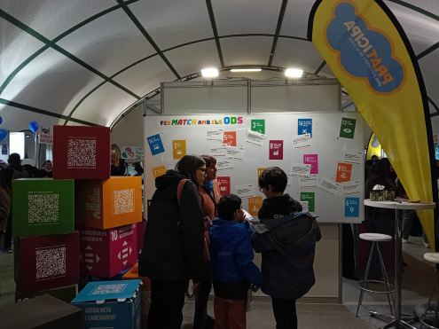 Fotografia del joc "Fes match amb els ODS" a la Mostra d'Entitats 2025