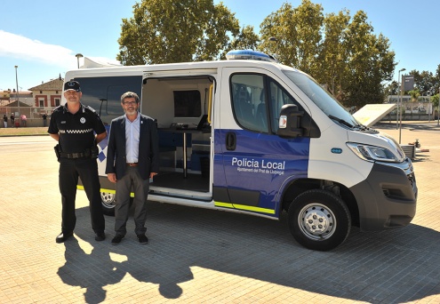 L'inspector en cap de la Policia Local, Ramon Dosaigues, i el tinent d'alcalde de Seguretat Ciutadana, Joaquim Bartolomé, durant la presentació de la unitat mòbil.