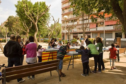 Una activitat veïnal als jardins de Joan Salvat Papasseit.