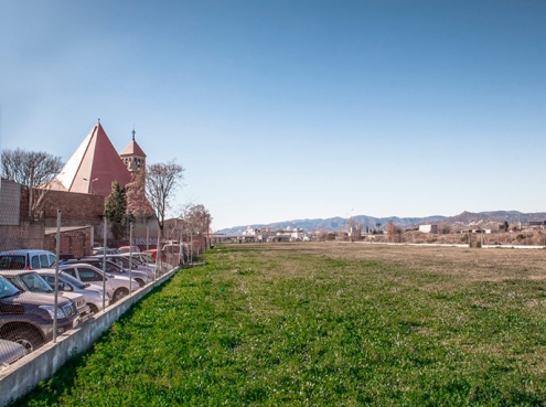 Zona on es construirà l'aparcament provisional.