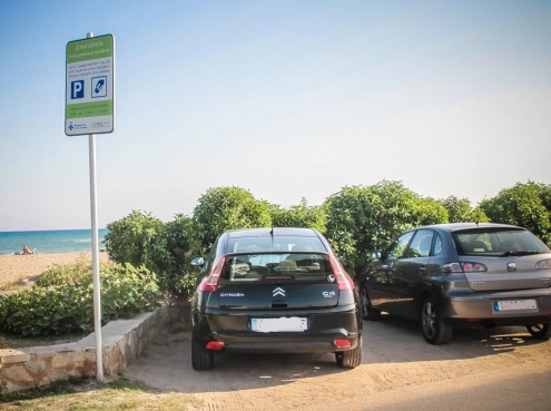 Zona verda d'aparcament a la platja del Prat.