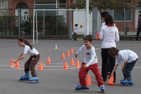 Activitat dirigida en un pati obert de la ciutat.