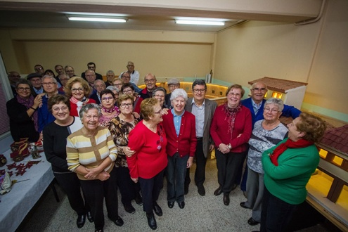 Gent gran que elabora el pessebre de la pl. de la Vila