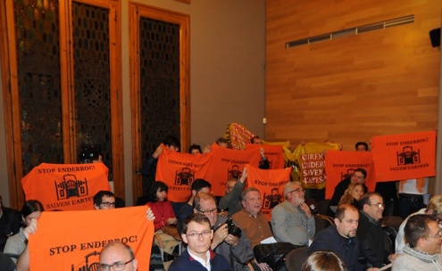 Protestes Salvem l'Artesà al Ple municipal.