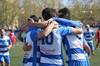 Els jugadors de l'AE Prat celebrant un gol. (FOTO: AE Prat)