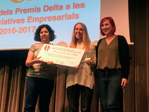 Montse Marín i Mercè Botella, d'Eticom - Som Connexió, recullen el premi acompanyades per la tinenta d'alcalde d'Economia, Comerç i Ocupació, Marta Mayordomo.