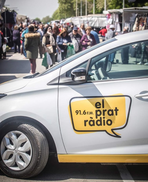 En primer terme, la nova unitat mòbil d’El Prat Ràdio, un vehicle 100 % elèctric i sense emissions contaminants.