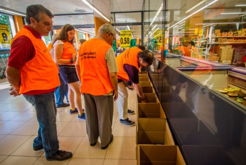 Recollida d'aliments per al Punt Solidari.