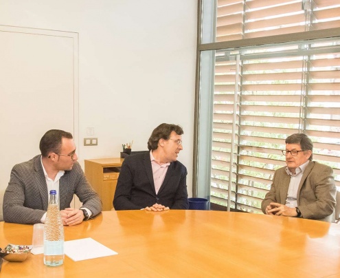 Reunió per a la signatura del conveni. D'esquerra a dreta: Juan Pedro Pérez, tinent d'alcalde d'Esports; Xavier Torres, president de la Federació; i Lluís Tejedor, alcalde del Prat.