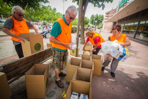 Persones voluntàries en una recollida d'aliments al Prat.