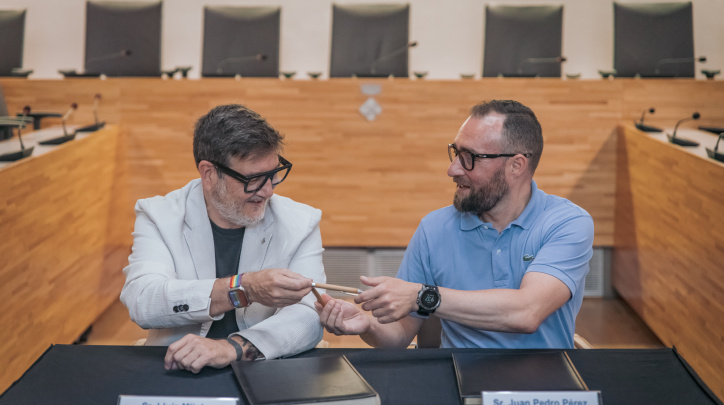 Lluís Mijoler i Juan Pedro Pérez signen l'acord de govern