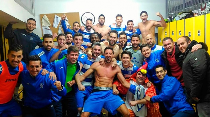 Celebració de la victòria al vestidor de l'AE Prat. FOTO: AE Prat