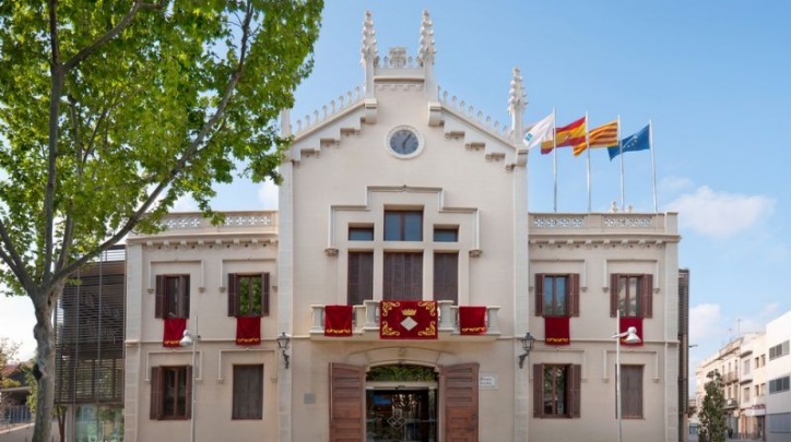 Façana de l'Ajuntament del Prat a la Plaça de la Vila