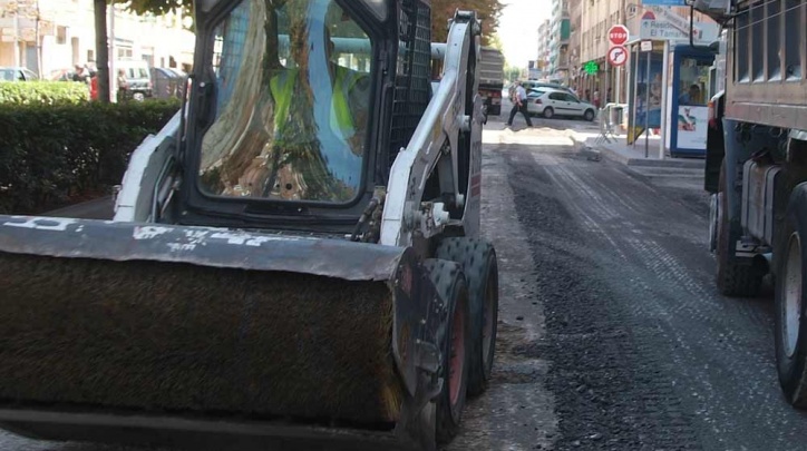 Treballs d'asfaltatge en un carrer del Prat.