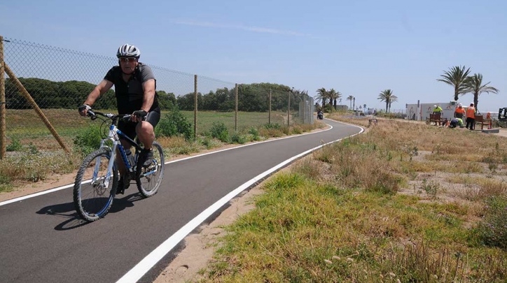 Un ciclista circulant pel nou carril.