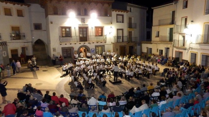 Les dues bandes tocant juntes a la plaça.