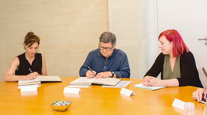 Mireia Barba i Lluís Tejedor signen el conveni, acompanyats per la tinenta d'alcalde de Promoció Econòmica, Comerç i Ocupació, Marta Mayordomo.