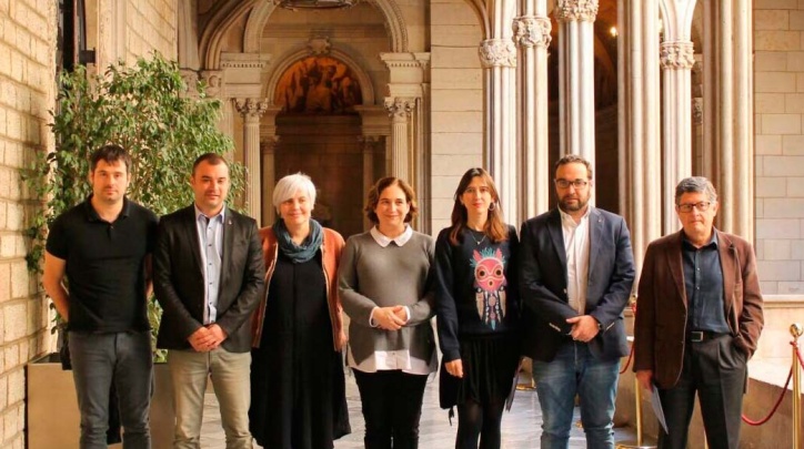 Alcaldes i alcaldesses que han presentat l'Associació, entre els quals l'alcalde del Prat, Lluís Tejedor (dreta).