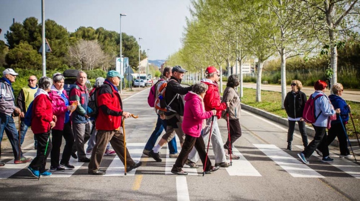 Gent gran fent una caminada. 