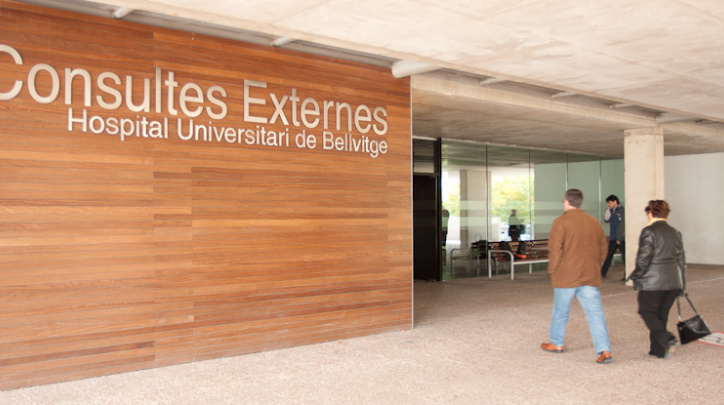 Accés a l'edifici de consultes externes de l'hospital de Bellvitge, on estarà el punt de vacunació.