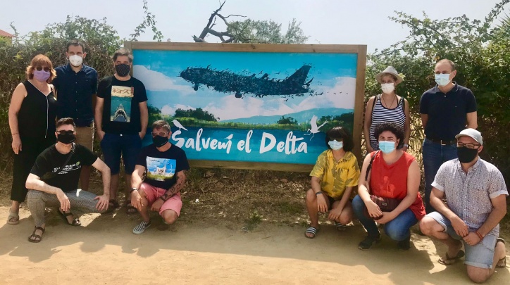 Fotografia de grup dels i les artistes que han participat en l'acció, amb l'alcalde Lluís Mijoler i altres regidores i regidors, davant d'un dels deu plafons.