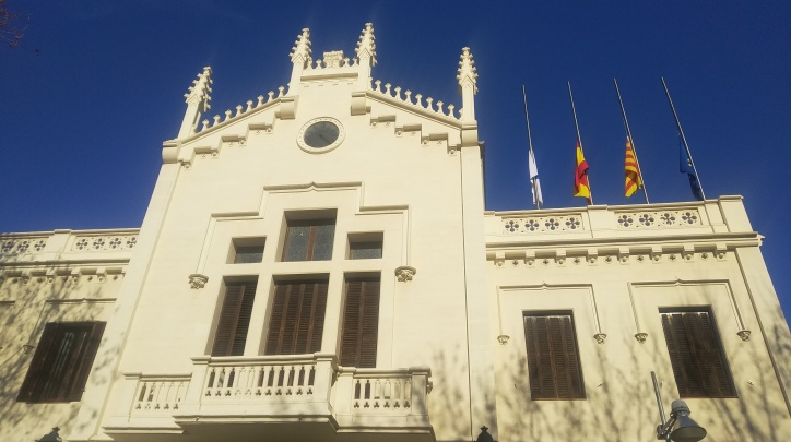 Banderes mitja asta en solidaritat amb La Canonja