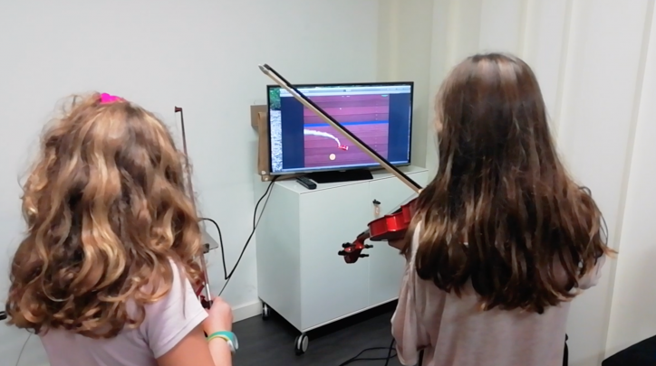 joc tecnologic amb alumnes de violí