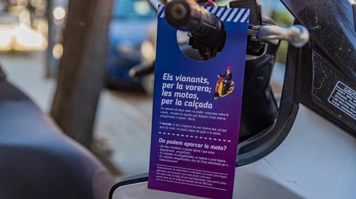 Imatge de la campanya informativa prèvia a la fase sancionadora de les motos i ciclomotors mal aparcats