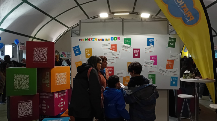 Fotografia del joc "Fes match amb els ODS" a la Mostra d'Entitats 2025