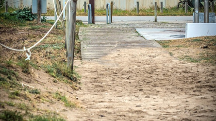 Una passera de la platja del Prat, coberta per la sorra.