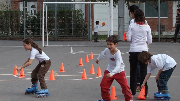 Activitat dirigida en un pati obert de la ciutat.