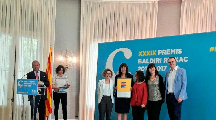La directora de l'escola en el moment de rebre el premi.
