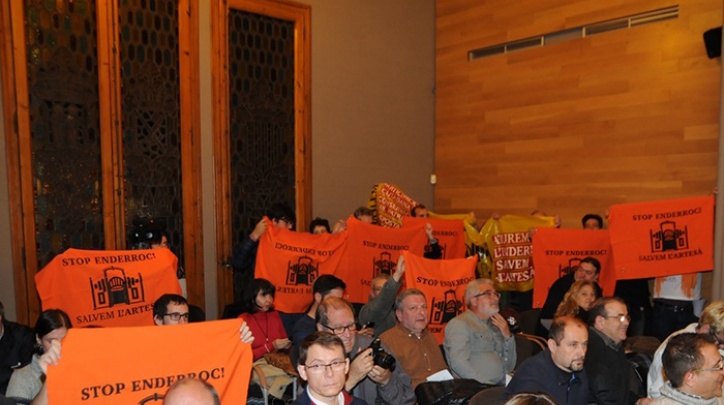 Protestes Salvem l'Artesà al Ple municipal.