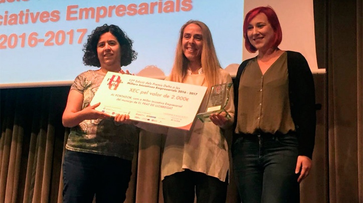 Montse Marín i Mercè Botella, d'Eticom - Som Connexió, recullen el premi acompanyades per la tinenta d'alcalde d'Economia, Comerç i Ocupació, Marta Mayordomo.