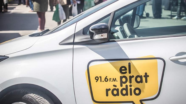 En primer terme, la nova unitat mòbil d’El Prat Ràdio, un vehicle 100 % elèctric i sense emissions contaminants.