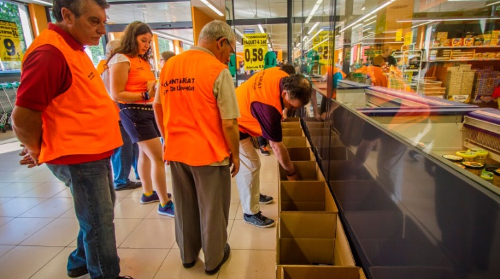 Recollida d'aliments per al Punt Solidari.