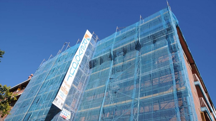 Rehabilitació de la façana d'un edifici del Prat que va rebre subvencions l'any passat.