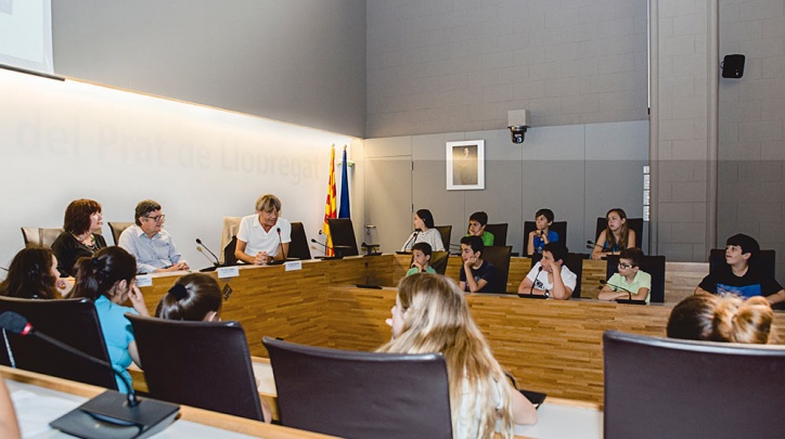 Reunió d'alumnes de l'Escola Sant Jaume amb l'alcalde.