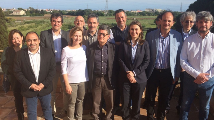 La consellera Serret, a l'esquerra de l'alcalde del Prat, Lluís Tejedor, durant la visita al Parc Agrari.