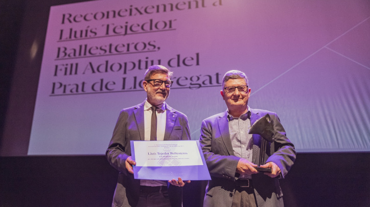 Lluís Tejedor rep el títol de fill adoptiu del Prat de la mà de l'alcalde Lluís Mijoler