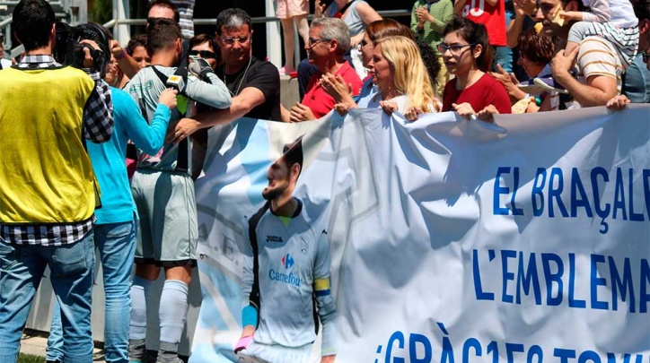 L'afició potablava va homenatjar Toni Texeira. (FOTO: Óscar Yeste)