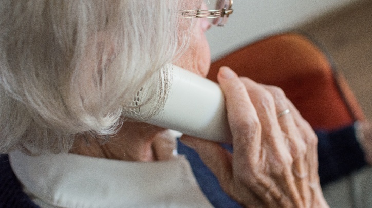 Imatge d'arxiu dona parlant per telèfon 