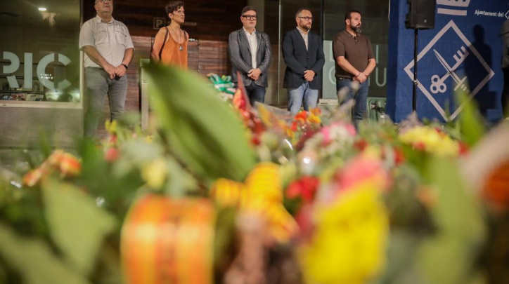 Els i les portaveus d'ERC, Jordi Ibern; el Prat en Comu, Alba Bou; el PSC, Juan Pedro Pérez; i Podemos, Carmelo Declara; acompanyen aquest vespre a l'acte amb motiu de la Diada a l'alcalde, Lluís Mijoler (al centre).