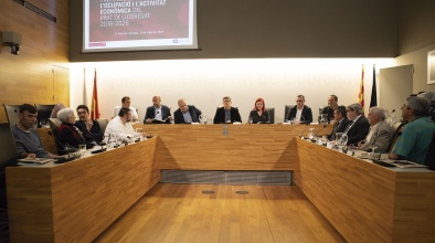 Representants municipals i d'agents socials i econòmics, en l'acte de signatura del Pacte local per a l’ocupació i l’activitat econòmica del Prat 2018-2026 al Saló de Plens