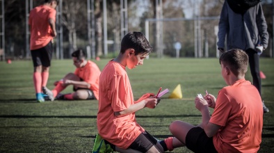 Joves jugadors de futbol, participants en la primera edició del programa 'Valors i esport' (1)