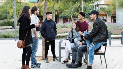 Amb el programa d'educació en el medi obert, es fa treball comunitari amb joves als espais públics 