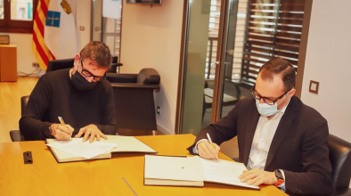 L'alcalde del Prat, Lluís Mijoler, i el primer tinent d'alcaldia, Juan Pedro Pérez, signen l'addenda a l'acord de govern, el 10 de desembre del 2021.