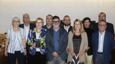 L'alcalde del Prat, Lluís Mijoler, i la gerent de la regió sanitària metropolitana sud, Montserrat Figuerola, amb altres membres de l'Hospital Universitari de Bellvitge i el regidor de Salut i els portaveus dels grups municipals de l'Ajuntament del Prat.