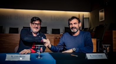 Lluís Mijoler, alcalde del Prat, i Òscar Camps, president de Proactiva Open Arms, signen el conveni de col·laboració
